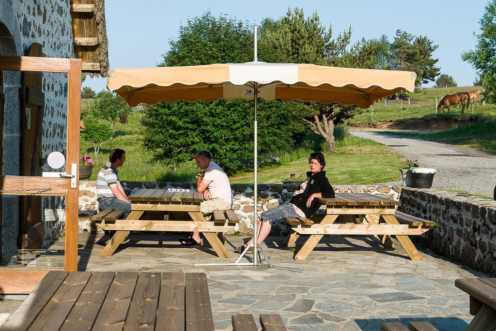 Le Jas Du Mas Hotel Saint-Anthème Kültér fotó